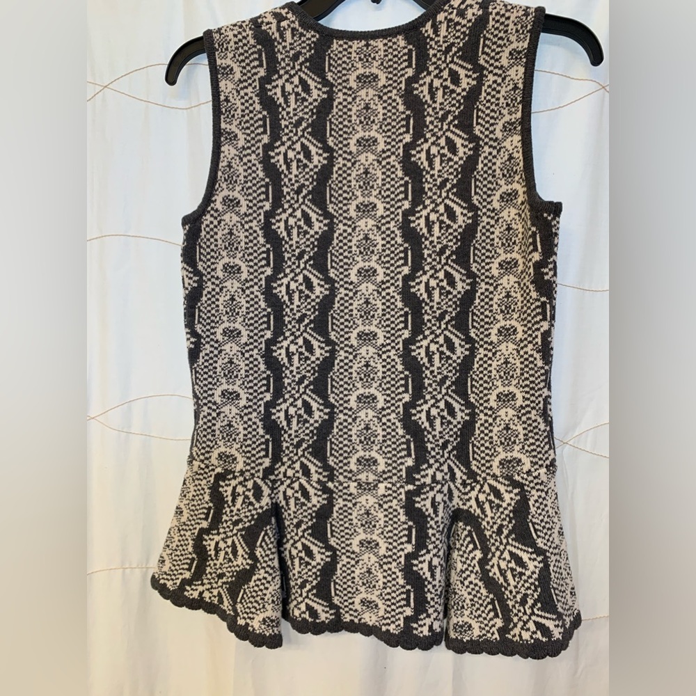 CAbi gray & white blouse. Size small. New without tag. Never worn.